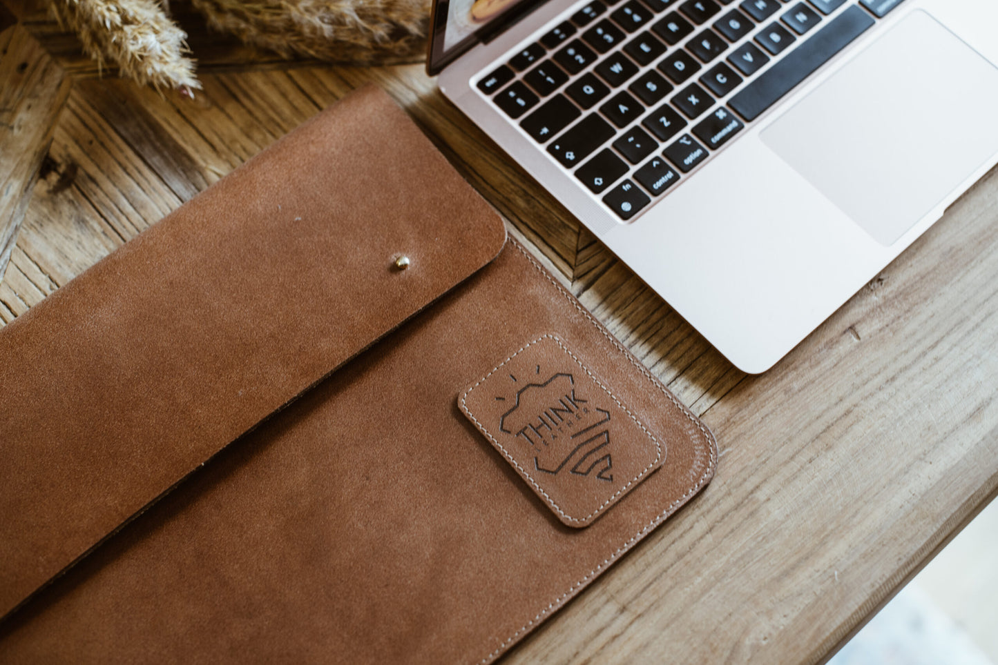 Skórzane etui z klapą na MacBook 16" Pro/Air - jasny brąz