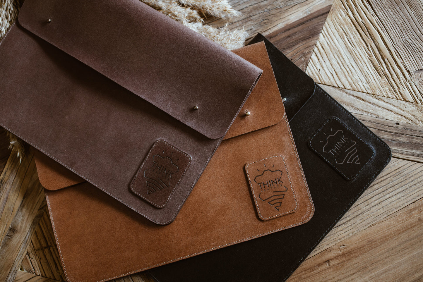 Skórzane etui z klapą na MacBook 16" Pro/Air - jasny brąz