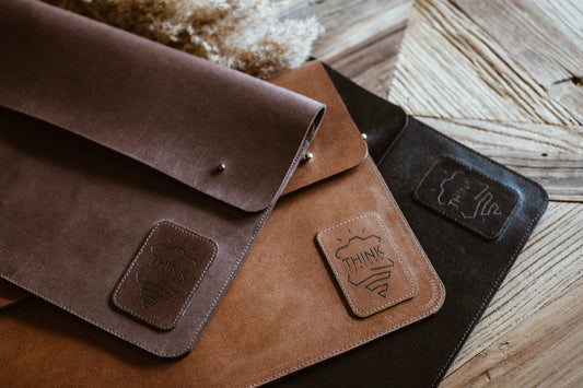 Skórzane etui z klapą na MacBook 16" Pro/Air - jasny brąz